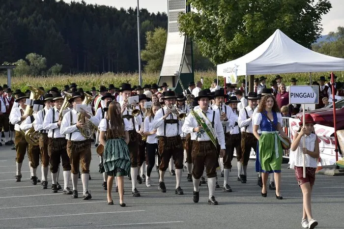 Die Gastkapellen mit zusammen ca. 1200 Musikerinnen und Musiker wurden auf dem Sportplatz von Bezirksobmann Georg Jeitler willkommen geheißen