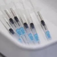 „Die Daten verdichten sich, dass man grob ein Jahr, also zwischen neun und 12 Monaten gut vor einer Infektion geschützt ist“, sagt Pharmakologe Markus Zeitlinger