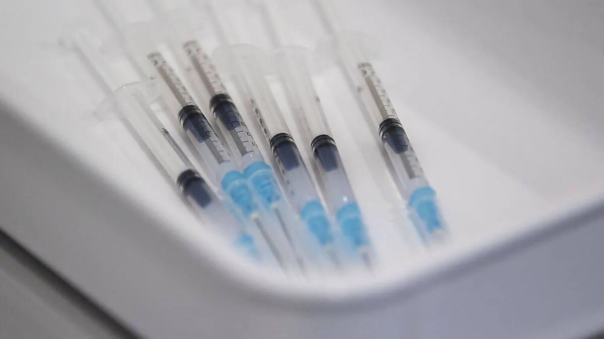 „Die Daten verdichten sich, dass man grob ein Jahr, also zwischen neun und 12 Monaten gut vor einer Infektion geschützt ist“, sagt Pharmakologe Markus Zeitlinger