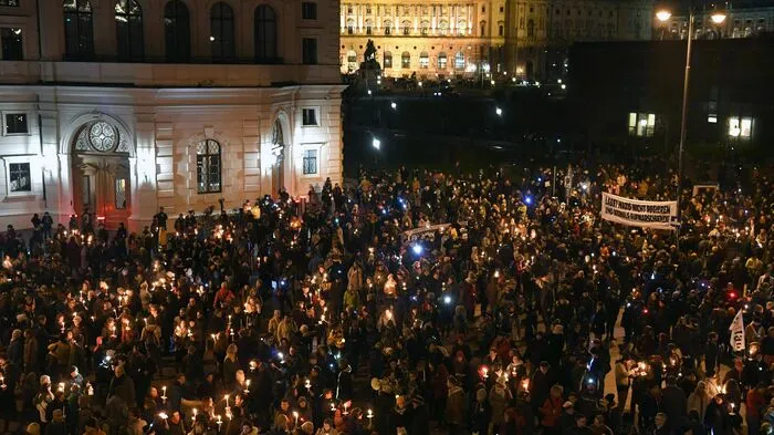Mit Kerzen, elektrischen Lampen und vereinzelt Fackeln bildeten sie eine Lichterkette um das Regierungsviertel.