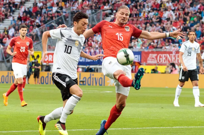 Sebastian Prödl: 4 Der baumlange Abwehrchef ließ gegen die deutsche Offensivqualität kaum etwas anbrennen. In der Dreierkette, die oft zu einer Fünferkette wurde, teilte der Steirer seine Mitspieler gut ein.