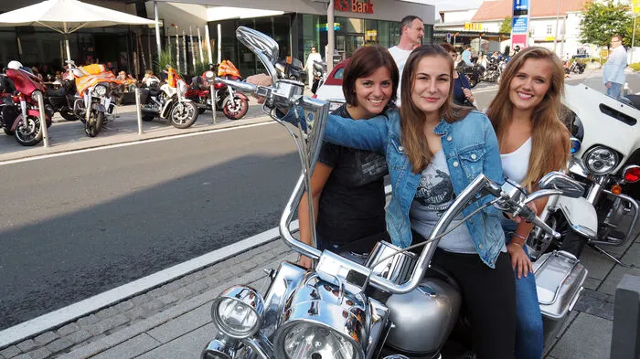 Die Harley Davidson Charity-Tour machte Samstagabend in Pörtschach Halt. Die Harley-Night mit Live-Musik der Tourband Lee´s Revenge und Burgern am Monte Carlo Platz begann in der Abendsonne. Peter Reitzl, Präsident des Charity- Fonds freute sich wieder über zahlreiche Schecks, die muskelkranken Kindern in Österreich helfen werden. Jedes Jahr kommen im Rahmen der österreichweiten Harley-Tour rund 250.000 Euro zusammen.