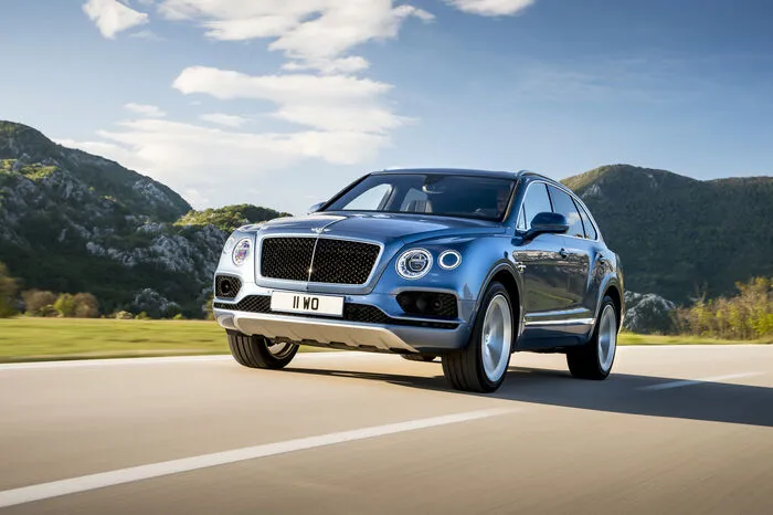Der Bentayga kann mit dem System „Dynamic Ride“ ausgestattet werden – die erste aktive elektrische Wankstabilisierung mit einem einmaligen 48-Volt-System. Dieses System wirkt bei Kurvenfahrten den Seitenneigungskräften, die bei größeren Fahrzeugen mit höherem Schwerpunkt unweigerlich stärker sind, unmittelbar entgegen. Ein weiteres Funktionsmerkmal des Bentayga ist die elektrische Servolenkung (EPAS).