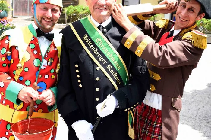 Die Hauptakteure sind 24 Tänzer und zwei lustigen Figuren, der "Hans Obermoar" Raphael Gösseringer (rechts) und der "Schwoafträger" Albert Pirolt (links) gemeinsam mit dem Reiftanz-Ehrenobmann Heinz Tilz