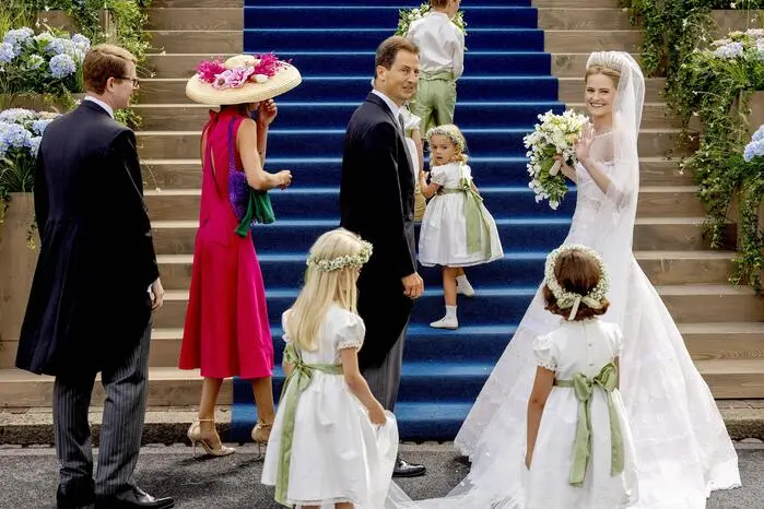 Auf dem Weg zum Altar zusammen mit den Blumenmädchen