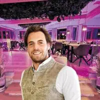Andreas Stückler, Chef vom Reiterhof Stückler. Im Hintergrund das im März 2024 eröffnete Gourmet-Restaurant 