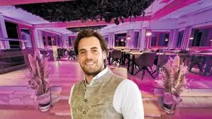 Ein Mann mit Restaurant im Hintergrund  | Andreas Stückler, Chef vom Reiterhof Stückler. Im Hintergrund das im März 2024 eröffnete Gourmet-Restaurant 