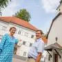 Elke Piskernik und Randolph Koller vor ihrem Zuhause. Die mächtige, Jahrhunderte alte Linde im Hintergrund überragt das Schloss