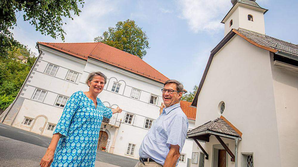 Elke Piskernik und Randolph Koller vor ihrem Zuhause. Die mächtige, Jahrhunderte alte Linde im Hintergrund überragt das Schloss