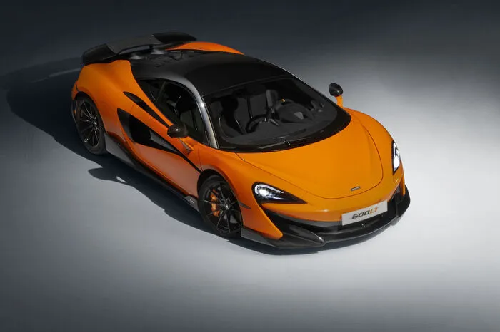 Der umfangreiche Einsatz von Kohlefaser – unter anderem für das Monocoque-Chassis, das rund 25 Prozent steifer ist als ein vergleichbares Chassis aus Aluminium, kommt der 600LT auf ein Eigengewicht von überschaubaren 1247 Kilogramm. Wem das nicht genügt: Mit den optionalen Schalensitzen, ebenfalls aus Carbon gefertigt und ursprünglich für den Extrem-Sportler McLaren Senna entwickelt, ist das Leergewicht glatte 100 Kilogramm geringer als bei einem 570S Coupé.