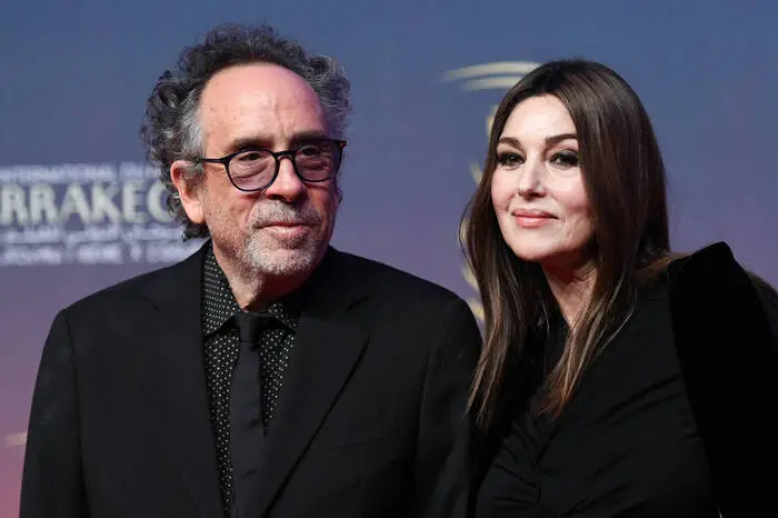 Tim Burton und Monica Bellucci gaben ihre Trennung im September 2025 bekannt. Sie waren zwei Jahre lang zusammen 
