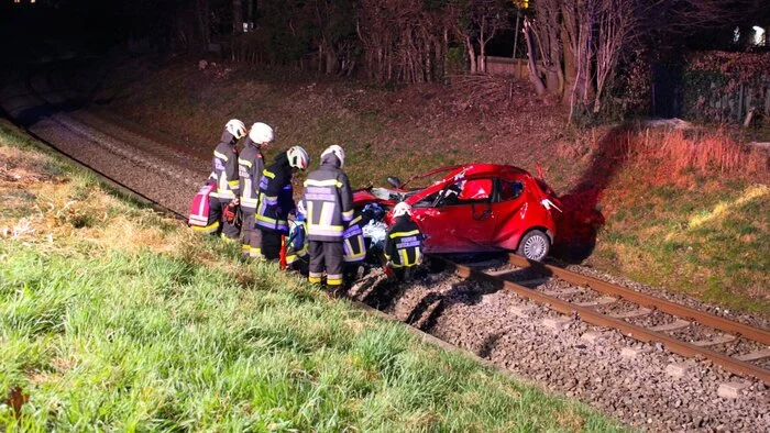 Bereits zum 6. Mal in dieser Woche rückten die Kameraden der Freiwilligen Feuerwehr Deutschlandsberg am Freitag aus. Grund war ein schwerer Verkehrsunfall zwischen einem Zug und einem Pkw im Stadtgebiet Deutschlandsberg.