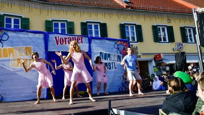 Seit 17 Jahren gibt es das Vorauer Noarrnkastl erzählt Organisator Max Gruber, das mit heiteren Geschichten aus dem Ort und Umgebung und mit akrobatischen Einlagen das staunende Publikum begeistert.