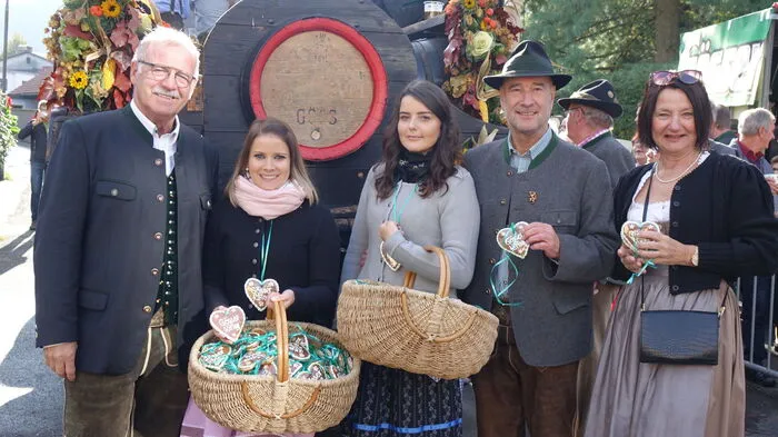 Die ersten Lebkuchenherzerl wurden schon bei der Eröffnung in Göss verteilt, unter anderem von Vizebürgermeister Maximilian Jäger. (l.)  