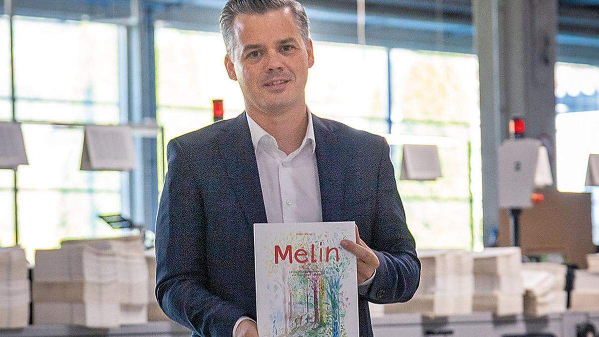 Geschäftsführer Tibor Valentin mit dem schönsten Buch Österreichs „Melin“