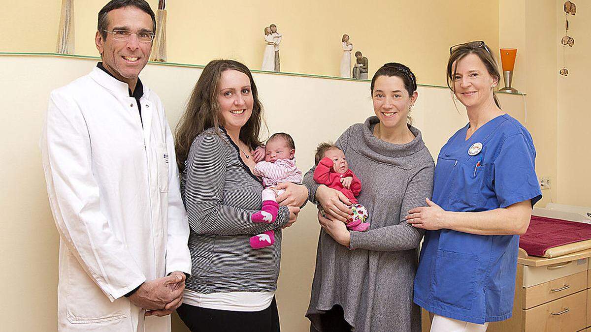 Ronaghi, Jennifer Teppan mit Baby Elli, Juli Pörnbacher mit Baby Isabell Sofie, Hebamme Bettina Steindorfer