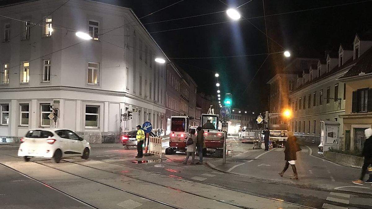 Rohrbruch an der Ecke Wickenburggasse/Körösistraße in Graz