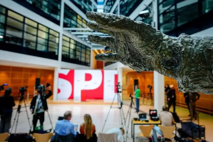 ABD0005_20250430 - BERLIN - DEUTSCHLAND: 30.04.2025, Berlin: Die bronzene Hand der Willy-Brandt-Statue ist im Atrium in der SPD-Parteizentrale, dem Willy-Brandt-Haus vor dem Parteilogo zu sehen. Hier wird der Generalsekretär am Vormittag das Abstimmungsergebnis über das Mitgliedervotum über den Koalitionsvertrag von CDU, CSU und SPD über eine Regierungsbildung bekannt geben. 358.000 SPD-Mitglieder konnten 15 Tage lang bis zum 29. April, 23.59 Uhr, über den Koalitionsvertrag mit der Union abstimmen. Nun wird am Vormittag das Ergebnis verkündet. Sollte es ein positives Votum geben findet die Kanzlerwahl am 6. Mai im Bundestag statt. Foto: Kay Nietfeld/dpa +++ dpa-Bildfunk +++. - FOTO: APA/dpa/Kay Nietfeld