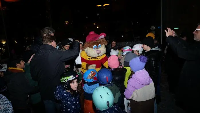 Zur feierlichen Eröffnung der  Eislaufbahn für Kinder am Hauptplatz in Hartberg war viel geboten. Unzählige Kinder freuten sich auf den winterlichen Spaß und genossen sichtlich die ersten Runden auf dem Eis. 
