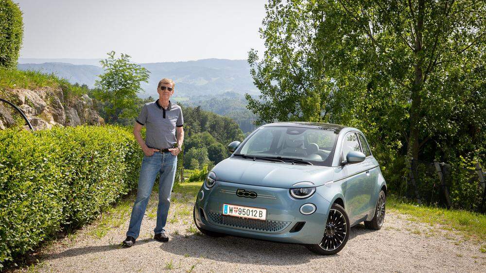 Ungewöhnliches Treffen: Weltmeister Röhrl fährt ein Elektro-Stadtauto – und ist beeindruckt: „Ein verkapptes Rennauto.“