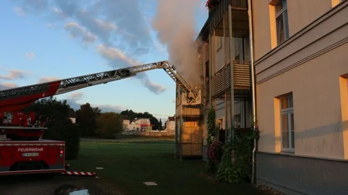 Die FF Kalsdorf wurde am Samstag in den Morgenstunden zu einem Zimmerbrand alarmiert, der sich schließlich als Vollbrand einer Wohnung in einem Mehrparteienhaus herausgestellt hat.