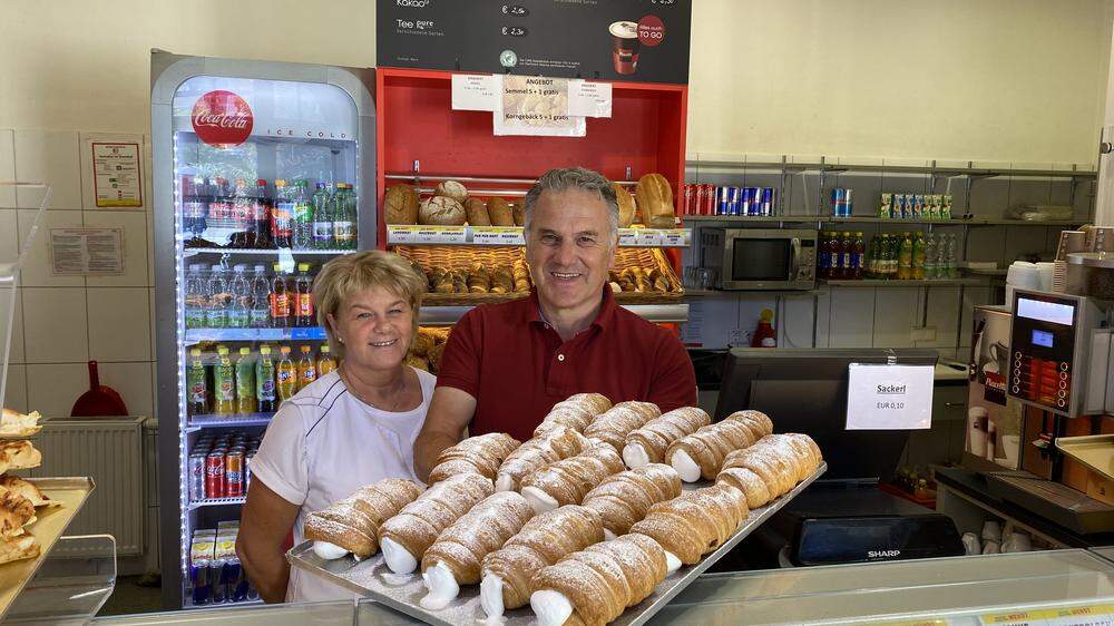 Wolfgang Wendt mit Mitarbeiterin Karin Kleinfercher in der Bäckerei am Spittaler Bahnhof