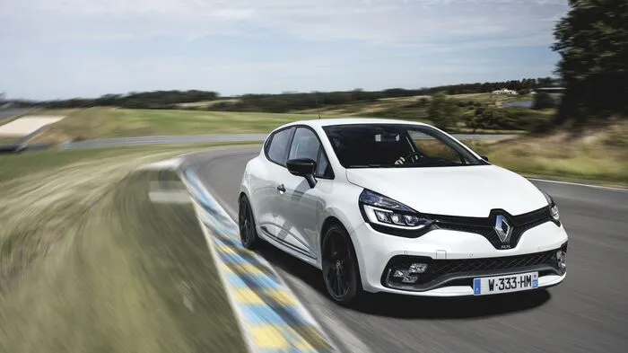 Den aufgefrischten Renault Clio R.S. erkennt man auf den ersten Blick: Merkmal des aktualisierten Spitzenmodells der Clio-Baureihe sind die Voll-LED-Scheinwerfer mit integriertem LED-Tagfahrlicht in Form eines asymmetrischen C.