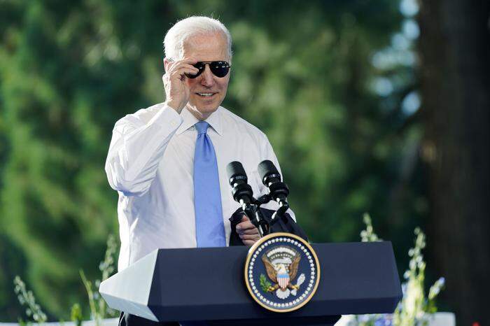 Ein offensichtlich zufriedener Joe Biden am Ende seiner Pressekonferenz