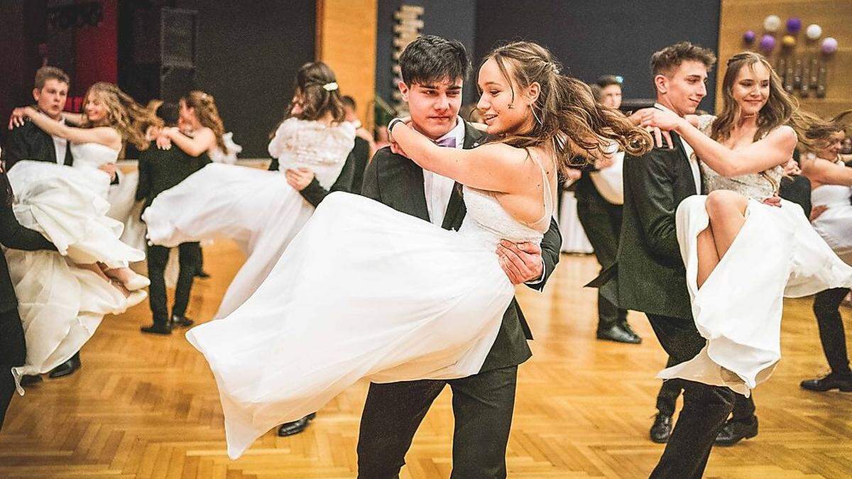 Die Maturanten des Herta-Reich-Gymnasiums sorgten am Freitag für eine rauschende Ballnacht im Stadtsaal Mürzzuschlag