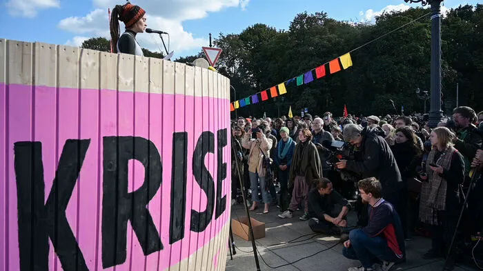 Am Montag sind weltweit Klimaproteste der Bewegung "Extinction Rebellio" gestartet. Sea Watch-Kapitänin Carola Rackete sprach in Berlin, wo eine Art Arche gebaut wurde, zu den Aktivisten.