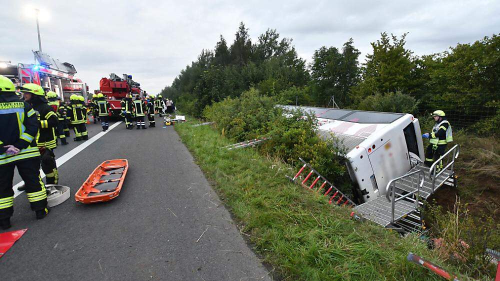 19 Verletzte, darunter ein Österreicher, lautet die Bilanz eines Unfalls bei Hannover
