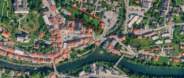 Im rot markierten Bereich soll das Wohnbauprojekt Tieranger entstehen. Das Grundstück ist nur durch ein Häuserensemble vom Stadtzentrum Schillerplatz getrennt