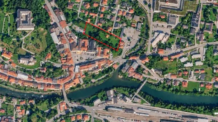 Im rot markierten Bereich soll das Wohnbauprojekt Tieranger entstehen. Das Grundstück ist nur durch ein Häuserensemble vom Stadtzentrum Schillerplatz getrennt