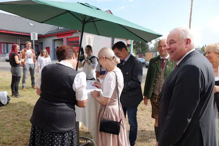 Landeshauptmann Hermann Schützenhöfer und Zweite Landtagspräsidentin Gabriele Kolar, Bürgermeister Bruno Aschenbrenner und BH-Leiter Peter Plöbst bei der 3-G-Kontrolle am Eingang des Festzeltes