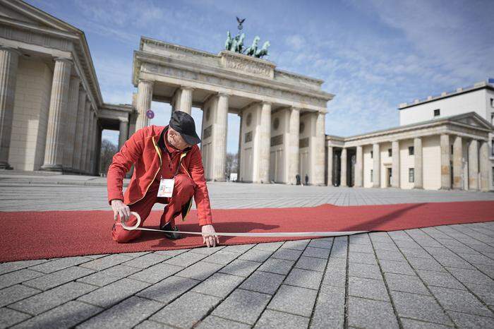 Vor dem Brandenburger Tor wurde für den königlichen Staatsbesuch ein roter Teppich ausgerollt.