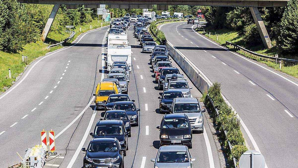 Kilometerlanger Stau auf der Karawankenautobahn