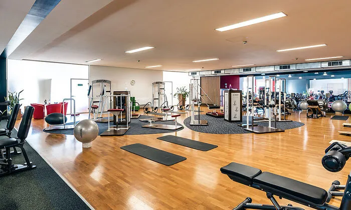 In den frisch renovierten Trainingsräumen können Sie bei ausreichend Platz auf den modernsten Fitnessgeräten trainieren