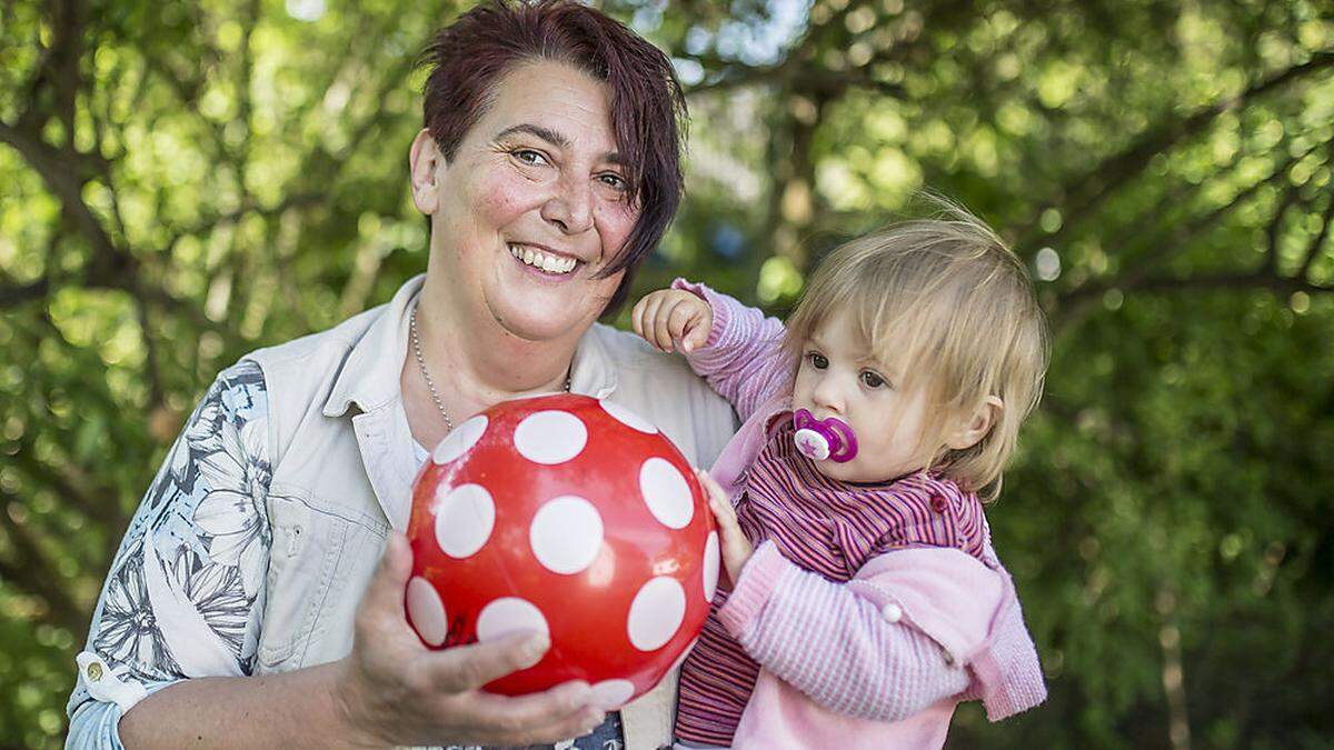 Silke Stiegler mit einem ihrer Schützlinge, der 15 Monate alten Amelie