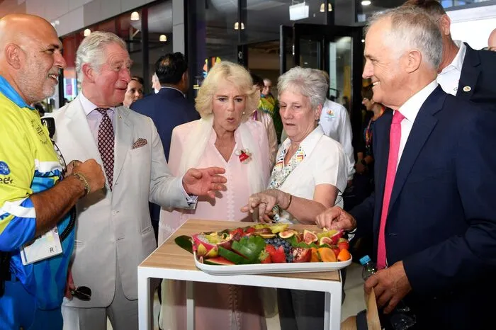 Vitamine für Prinz Charles und Camilla. Die beiden verkosteten mit dem australischen Premierminister und seiner Frau Lucy Turnbull das Essen der Athleten.