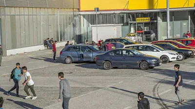 Dieses Bild soll bald der Vergangenheit angehören: Unbegleitete minderjährige Flüchtlinge verlassen ehemalige Baumax-Halle in Leoben