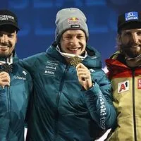 Der Schweizer Marco Odermatt (Mitte) und dessen Landsmann Loic Meillard (links) haben momentan die Nase vorne, Marco Schwarz holte zumindest zwei Medaillen