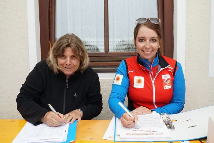 Renate Joham und Sabrina Schmerlaib nahmen die Anmeldungen entgegen.