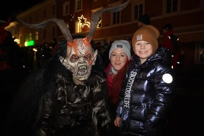Auch zahlreiche kleine Besucher fanden sich beim traditionellen Perchtenlauf der Perchtengruppe Treffenboden ein