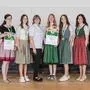 Marlene Fröhlich-Hiden (links) sowie die Pädagogin Ingrid Fröhwein (3.v.l.) mit den Schülerinnen der Fachschule Maria Lankowitz Alisa Marcher (2.v.l.), Lea Sommersacher (4.v.l.), Sofia Rappold (3.v.r.), und Elena Druschowitz (2.v.r.). Landesschulinspektor Johannes Hütter (rechts) gratuliert herzlich.