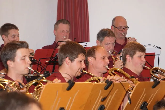 Zum Abschluss folgten zwei Zugaben: Polka Schnell- „Leichtes Blut“ und „Radetzky-Marsch“ zugleich auf der Video Wall ein Jahresrückblick über die Stadtkapelle.