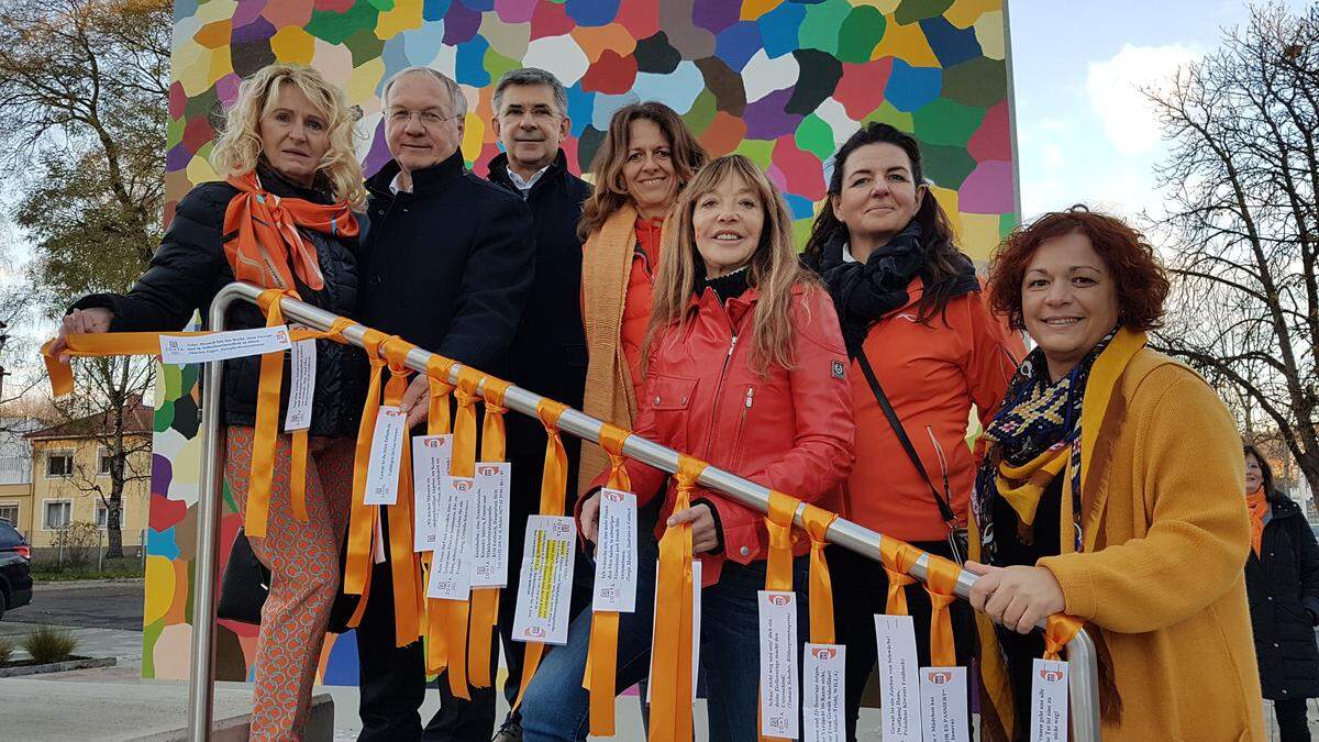 Zonta-Präsidentin Margreth Kortschak-Huber (l.), Michaela Künzel-Painsipp (4.v.l.), Marianne Suppan (3.vr.) und  Zonta-Gouverneurin Heike Schmidt (2.v.r.) präsentierten die orangen Bänder mit Botschaften gegen Gewalt