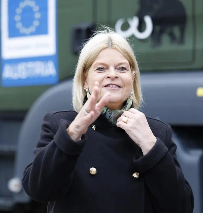 ABD0036_20250407 - KORNEUBURG - ÖSTERREICH: Verteidigungsministerin Klaudia Tanner (ÖVP) am Montag, 07. April 2025, anl. eines Empfangs des AFDRU-Kontingents nach einem Einsatz in der Slowakei zur Bekämpfung der Maul- und Klauenseuche in Korneuburg. - FOTO: APA/TOBIAS STEINMAURER