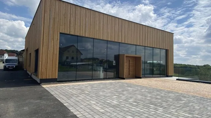 Die Tischlerei Schuster in St. Anna am Aigen wurde um 600 Quadratmeter erweitert. Der moderne Zubau aus Holz soll ein Blickfang für die Region sein