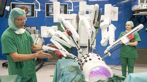 Das Krankenhaus Feldkirch hat ihn bereits seit 2020: einen vierarmigen OP-Roboter. In diesem Fall ist es das bewährte und vielfach eingesetzte System „Da Vinci“