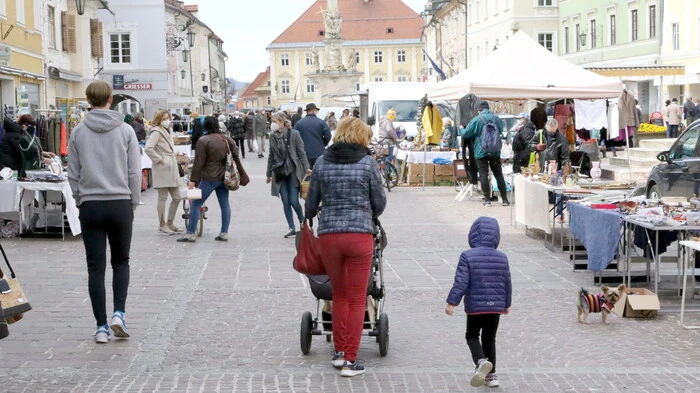 Schon zu früher Morgenstunde tummelten sich am Samstag zahlreiche Einkaufslustige am Hauptplatz, um nach saisonalen Produkten Ausschau zu halten.